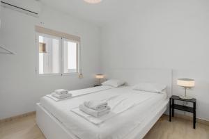 Bright rooftop by Costarentals - Ref 255