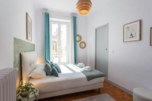 #57 Suite Notre Dame Central balcony & AC