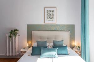 #57 Suite Notre Dame Central balcony & AC