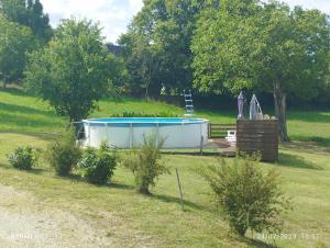 Maisons de vacances Maison charmante avec piscine a Loupiac : photos des chambres
