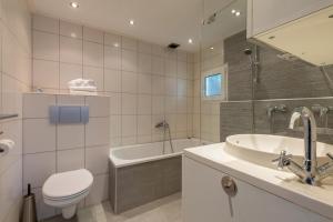 Welcome in - Strandhuis Schoneveld, zonnige en ruime tuin met speeltoestel