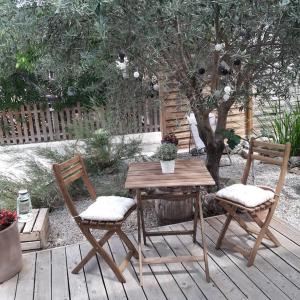 Gîte plain-pied avec jardin terasse - 3hvězdičkové hotely ve městě Roujan