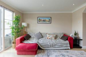 Rose Lake View, 3 Bed Luxury Cotswolds Lake House, South Cerney, Cirencester