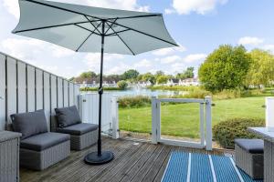 Rose Lake View, 3 Bed Luxury Cotswolds Lake House, South Cerney, Cirencester