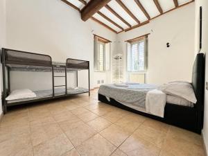 Three-Bedroom Loft Apartment room in Santa Maria Suites