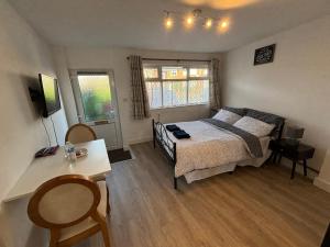 Modern & Cozy Gem - 10min to City Center - Parking