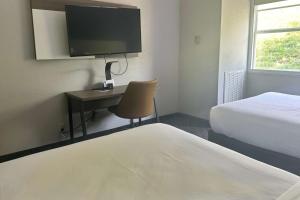 Queen Room with Two Queen Beds - Non-Smoking room in Comfort Inn & Suites Calhoun South