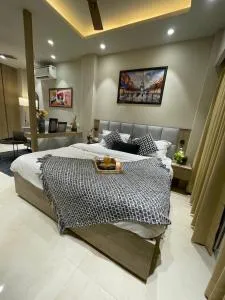 Stayo Rooms Premium Suite room with garden view - Dera Māndi