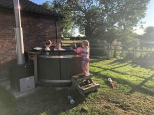 Wood Farm Stables - Sleeps 6-8