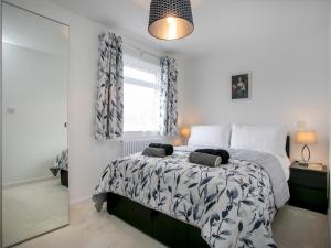 Charming Home - Free Parking - Private Garden - Pass the Keys