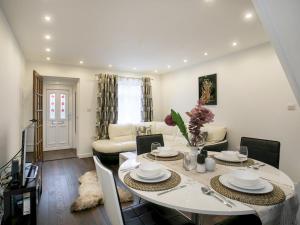 Charming Home - Free Parking - Private Garden - Pass the Keys