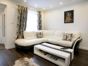 Charming Home - Free Parking - Private Garden Pass the Keys