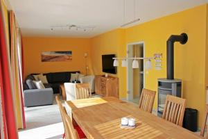 Ferienhaus Meinholdstraße mit eigener Sauna, Kamin, 4 Schlafzimmern ca 500m vom Ostseestrand