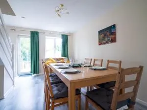 3 Bedroom family home Parking Garden Pass the Keys - Bisley