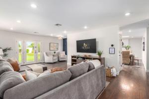 Charming Desert Villa & Casitas with Sportcourt & Pool