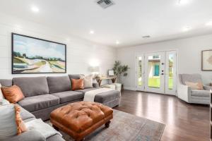 Charming Desert Villa & Casitas with Sportcourt & Pool