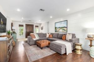 Charming Desert Villa & Casitas with Sportcourt & Pool