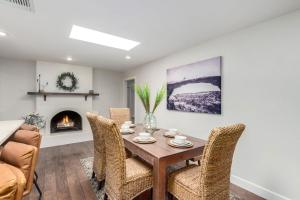 Charming Desert Villa & Casitas with Sportcourt & Pool