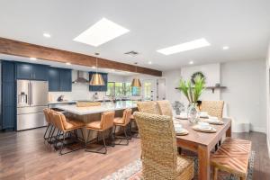 Charming Desert Villa & Casitas with Sportcourt & Pool