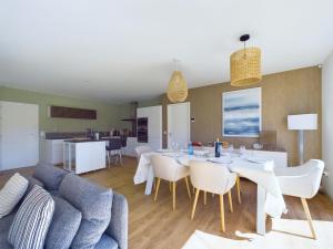 Maisons de vacances Maison pour 6 adultes avec piscine : photos des chambres