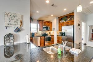 Golf Cart, Pool Access! Beach-Walk Galveston Haven