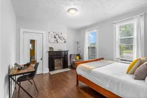 Stylish King Bed, 2BDRM, 1 Mile to DTWN, Game Room - The Angle