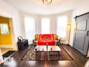 Stylish King Bed, 2BDRM, 1 Mile to DTWN, Game Room