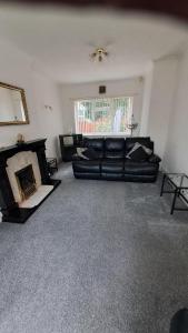 Dalton House - Three Bedroom Property Stretford free parking Near The Trafford Centre