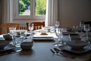 Maisons de vacances Maison Neuve, Grand jardin, Parking prive, Ideal groupe et famille : photos des chambres