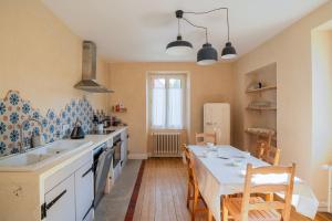 Maisons de vacances Maison Neuve, Grand jardin, Parking prive, Ideal groupe et famille : photos des chambres