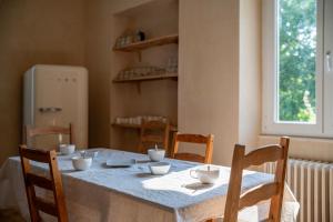 Maisons de vacances Maison Neuve, Grand jardin, Parking prive, Ideal groupe et famille : photos des chambres
