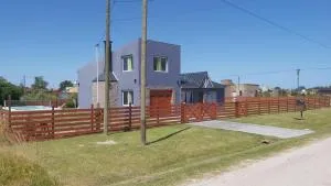 Chalet con pileta quincho y asador para 10 personas - Mar de Cobo