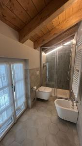 Lakeview Jonny house on the roofs