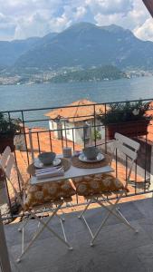 Lakeview Jonny house on the roofs