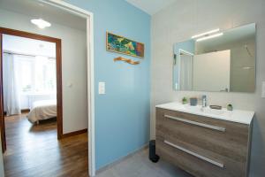 Maisons de vacances La Maison Bleue I Belle vue mer et Jardin : photos des chambres