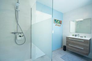 Maisons de vacances La Maison Bleue I Belle vue mer et Jardin : photos des chambres