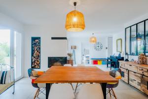 "LA VILLA DES HAUTES MERS" Villa 4 étoiles, 10 personnes, piscine privée chauffée, parc arboré, proche plage et marais