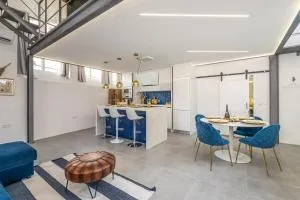 Host Wise - Elegant Loft with Historic Charm & Terrace - Chaminé