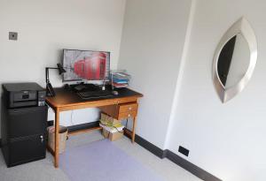 Riverfront Executive Home with Garage & Balcony Overlooking the Thames