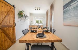 Lovely Home In Jakisnica 