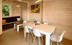 2 Bedroom Cozy Home In Sarbinowo