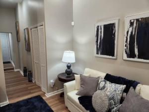 Stylish 1BR Near Heart of Town