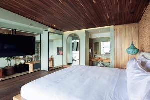 The Brown, Guatape, Autograph Collection