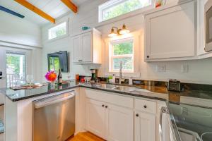 Franklin Cottage: Deck w Blue Ridge Mtn Views!