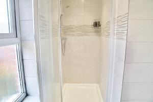 Spacious Stay made for Contractors & Families ! 3 Bedroom House 2 Bathroom in Reading up to 3 Free Parking !!