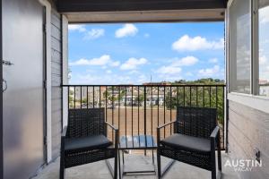 Comfy ATX Apt plus Balcony and Smart TV and Free Parking