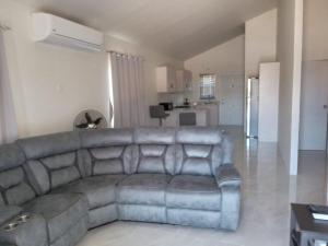 Beach-view 2 Bed Apartment Sleeps 4 - Free parking