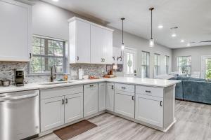 Pond and Trails On-Site Washington Escape!