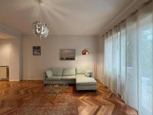 Refined Retreat in Renovated P R A T I Gem