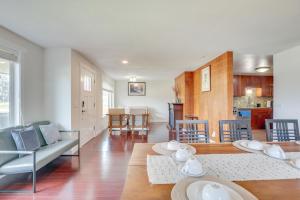 15 Mi to Dtwn Seattle! Home with Fun Outdoor Space